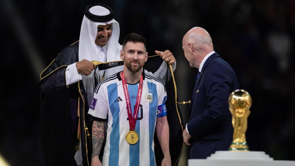 messi wearing bisht 1
